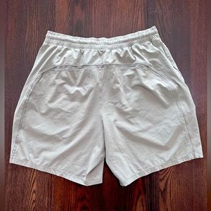 Men’s L Lululemon Khaki 7” linerless pacebreaker shorts